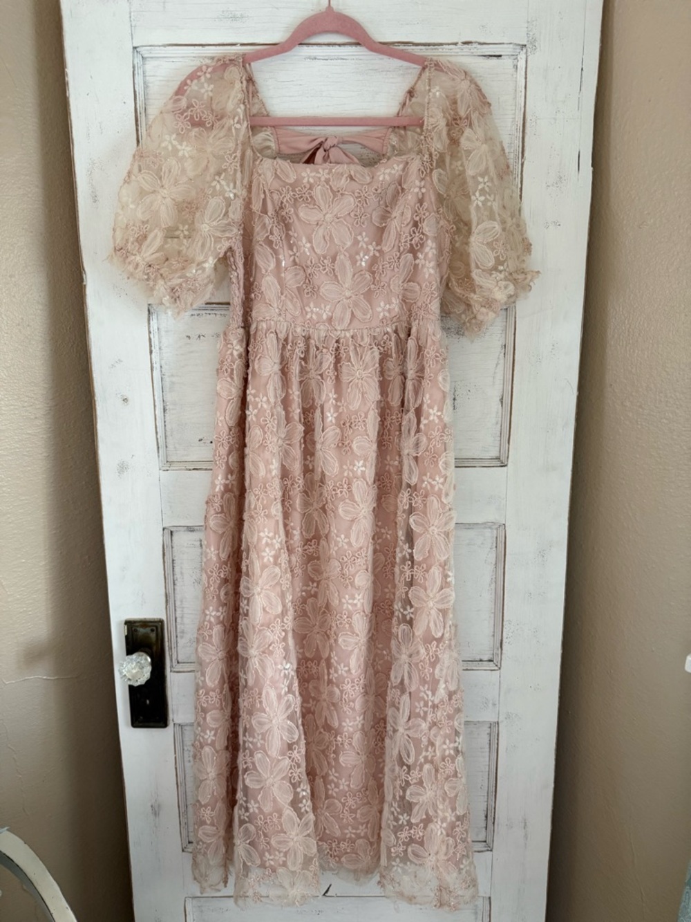 La February dusty pink floral lace dress W/ puffy sleeves & back tie Size M NWT
